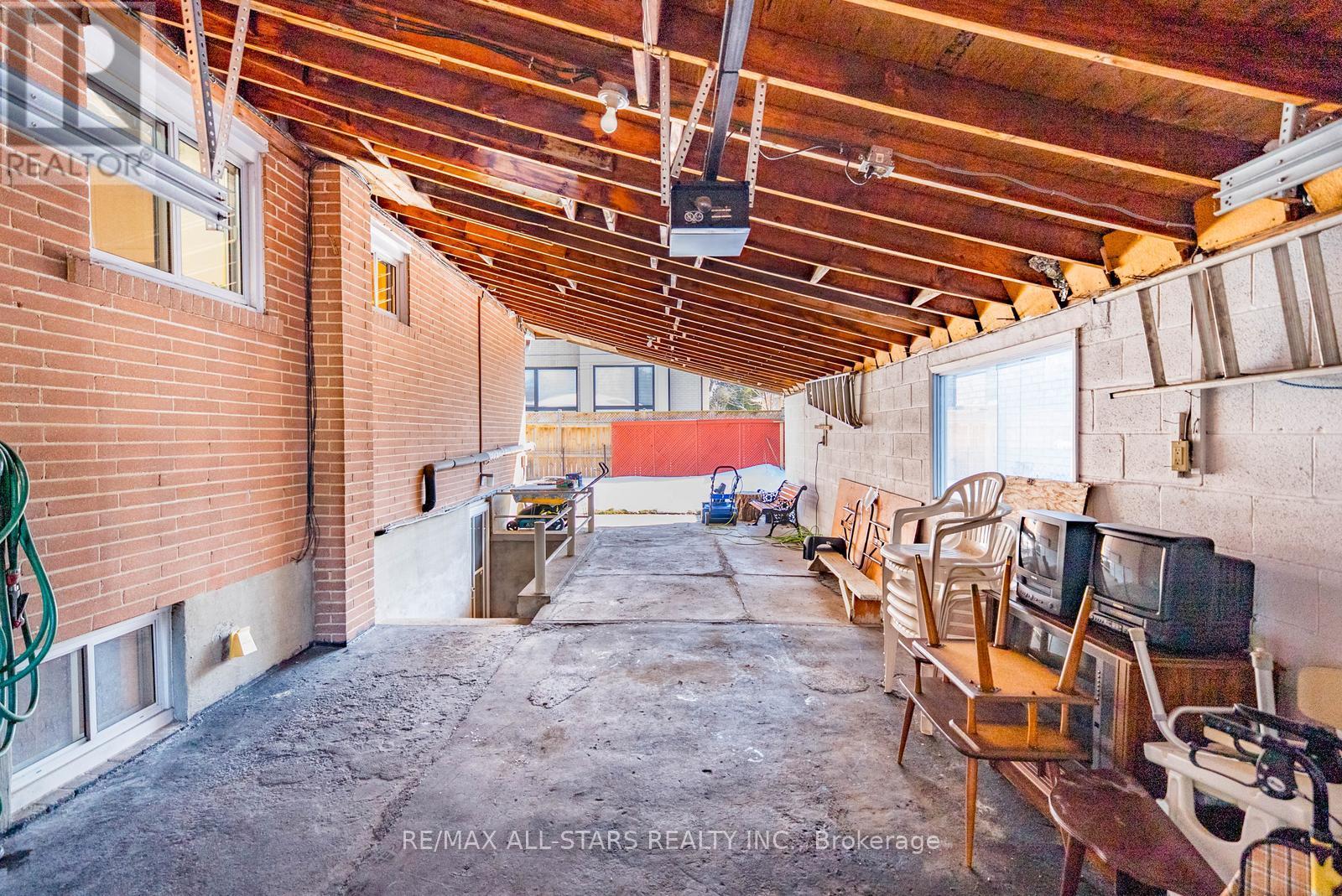 394 Osiris Drive, Richmond Hill (Crosby), Ontario  L4C 2P9 - Photo 43 - N12852542