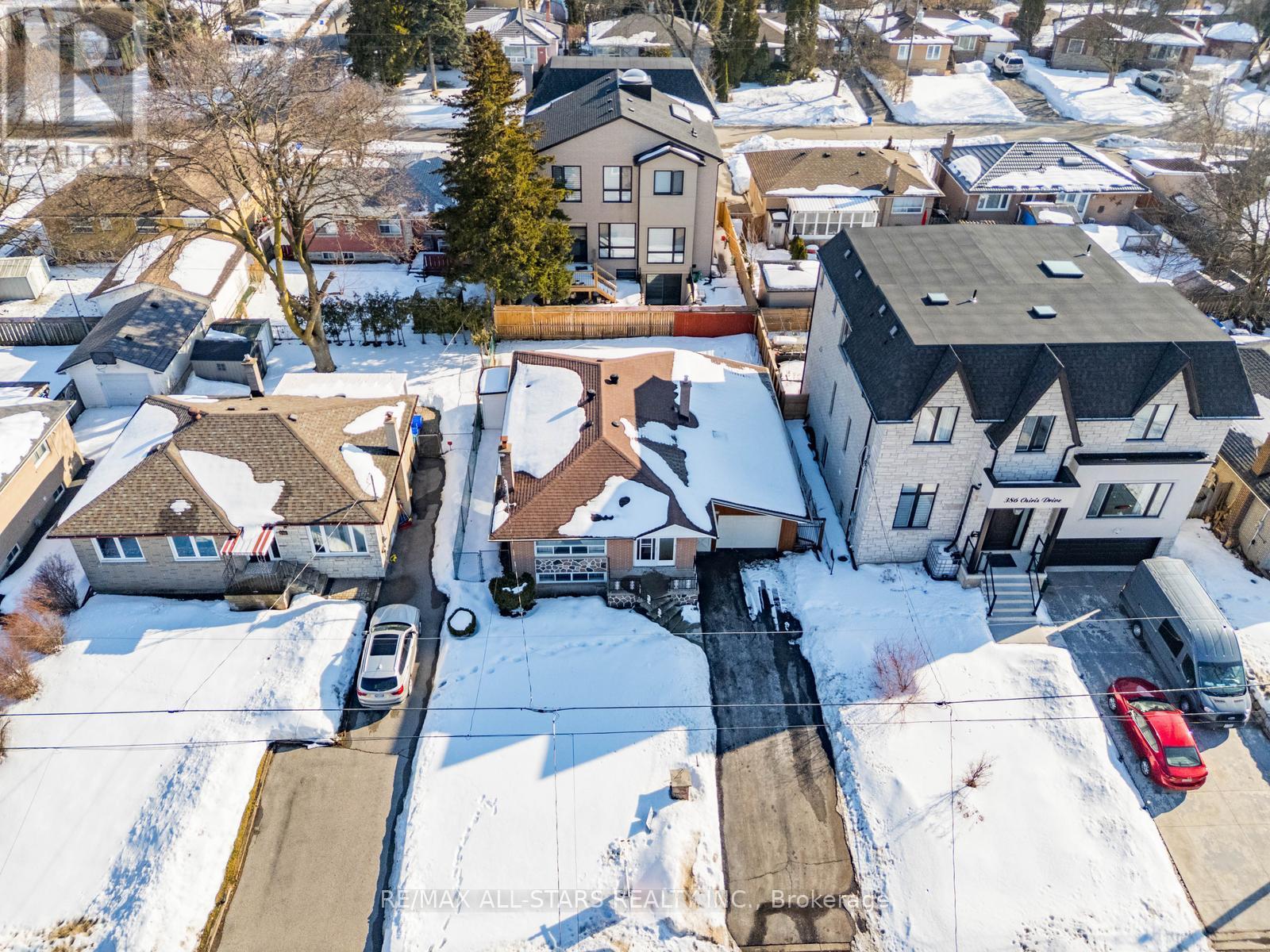 394 Osiris Drive, Richmond Hill (Crosby), Ontario  L4C 2P9 - Photo 5 - N12852542