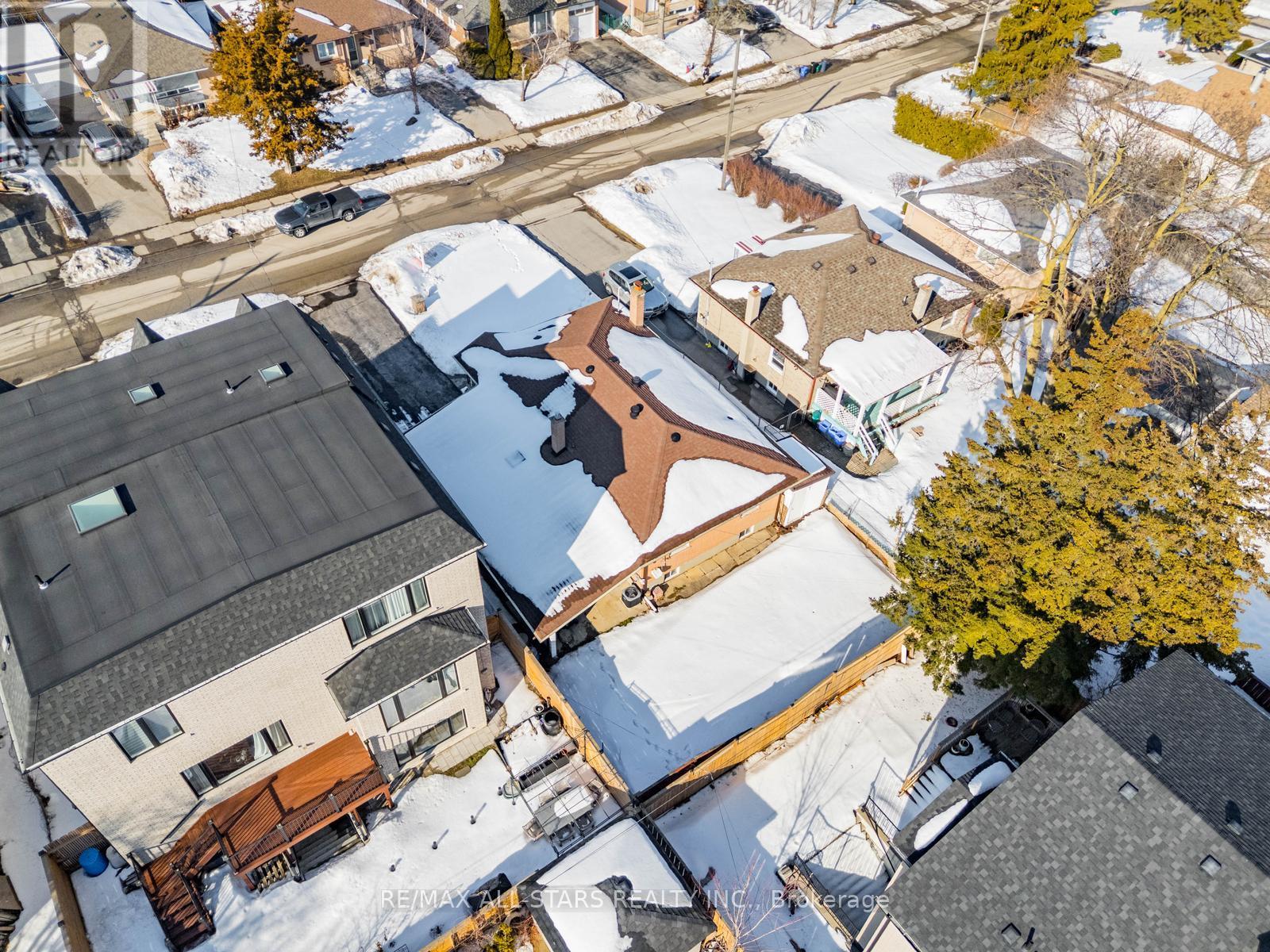 394 Osiris Drive, Richmond Hill (Crosby), Ontario  L4C 2P9 - Photo 50 - N12852542