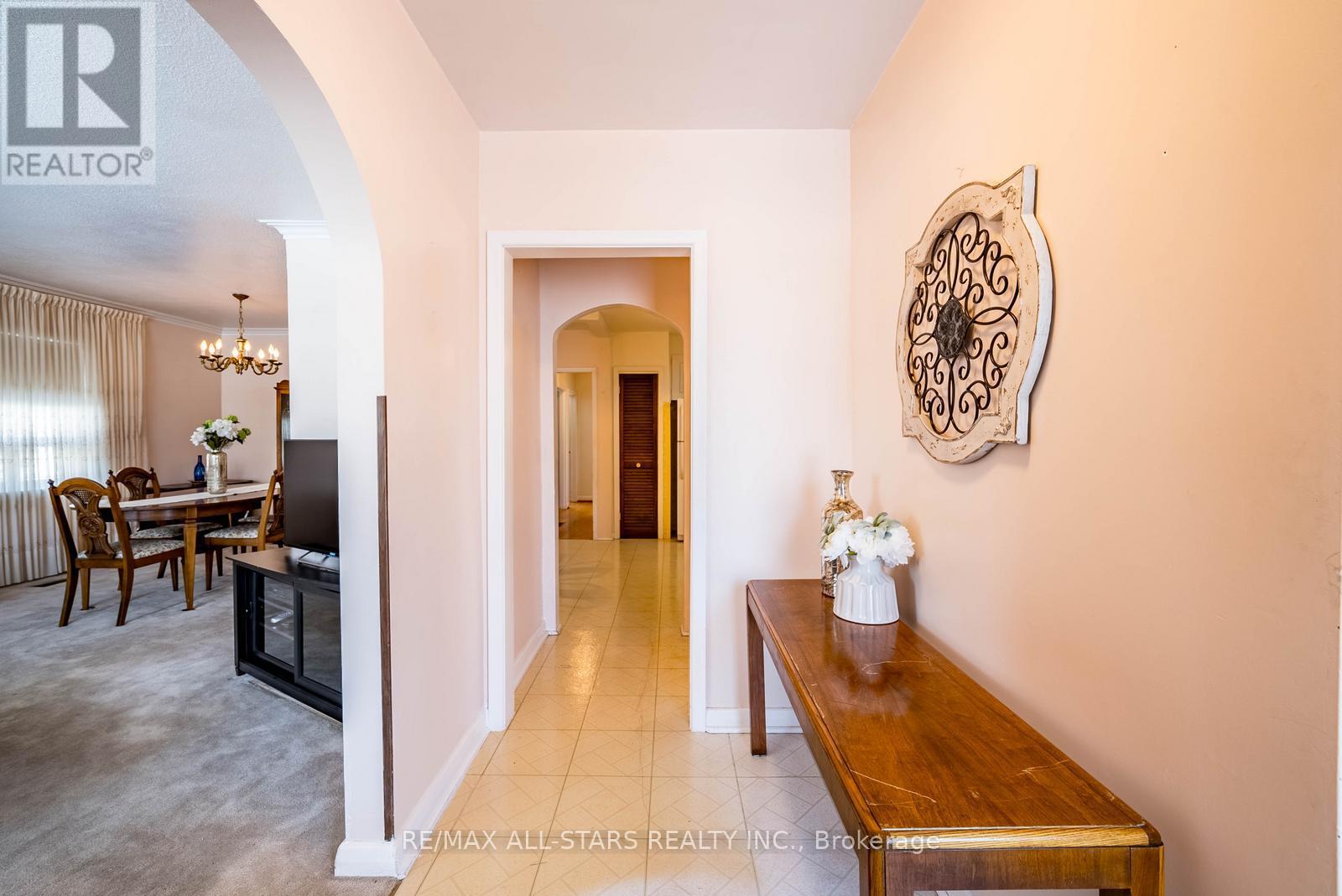 394 Osiris Drive, Richmond Hill (Crosby), Ontario  L4C 2P9 - Photo 8 - N12852542