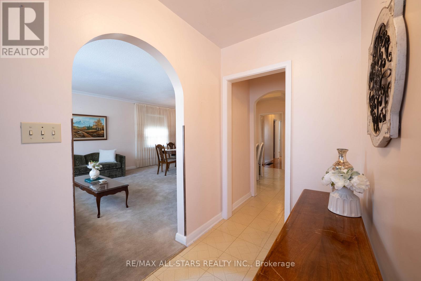 394 Osiris Drive, Richmond Hill (Crosby), Ontario  L4C 2P9 - Photo 9 - N12852542