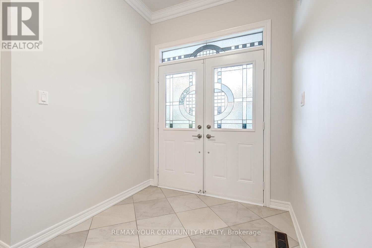 76 Ivy Glen Drive, Vaughan (Patterson), Ontario  L6A 0P2 - Photo 3 - N12852600