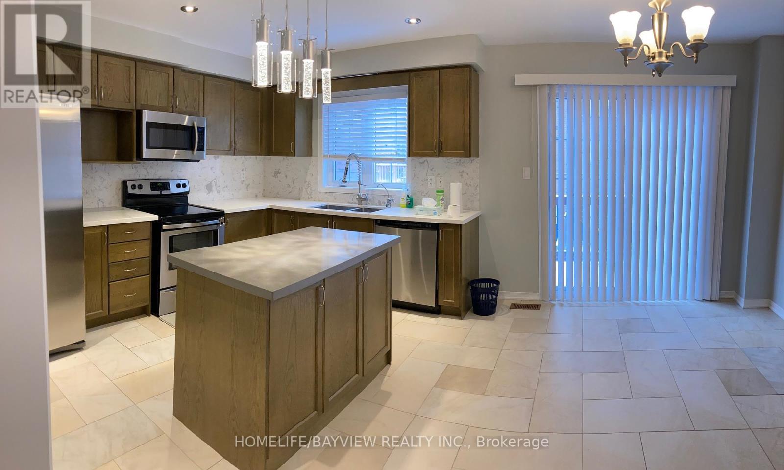 38 Warrington Way, Markham, Ontario  L6C 0B8 - Photo 3 - N12852630