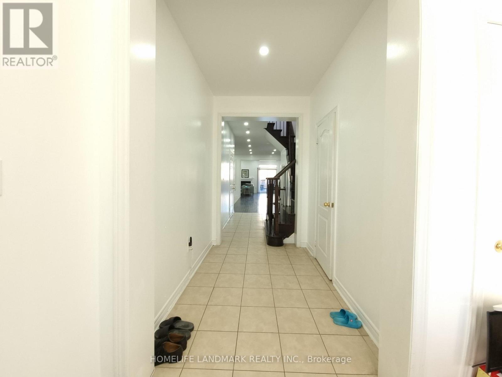 63 Lorenzo Circle, Brampton, Ontario  L6R 3N4 - Photo 2 - W12852626