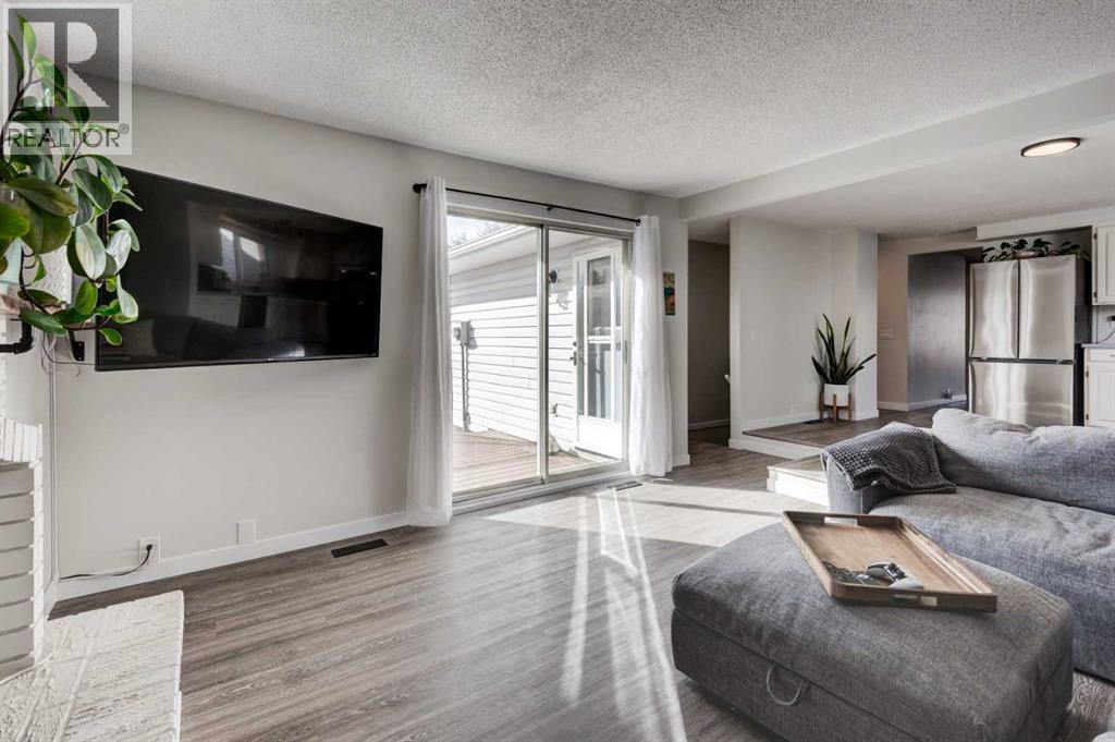 959 Bracewood Rise Sw, Calgary, Alberta  T5W 3E8 - Photo 3 - A2289112