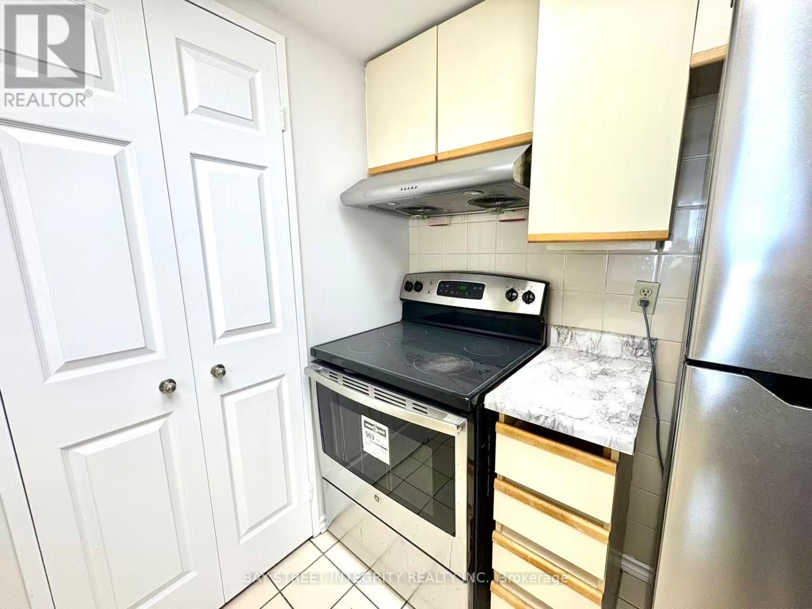 1011 - 265 Enfield Place, Mississauga, Ontario  L5B 3Y7 - Photo 10 - W12852682