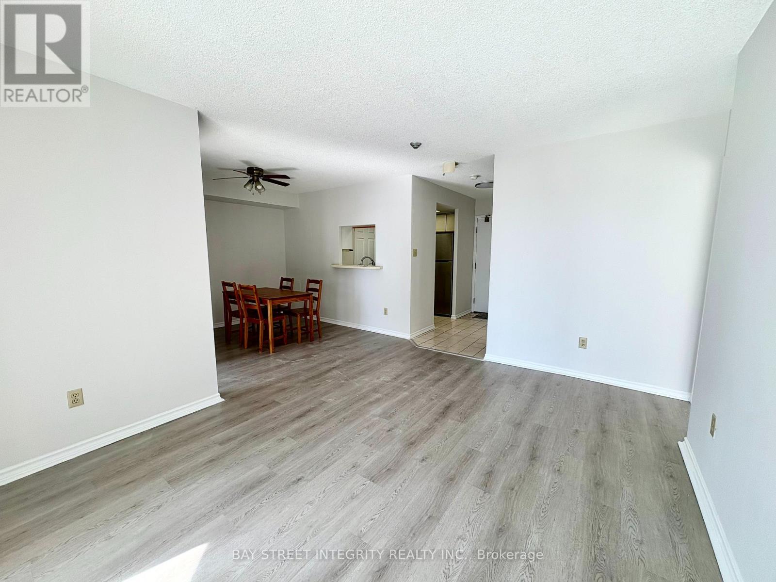 1011 - 265 Enfield Place, Mississauga, Ontario  L5B 3Y7 - Photo 6 - W12852682