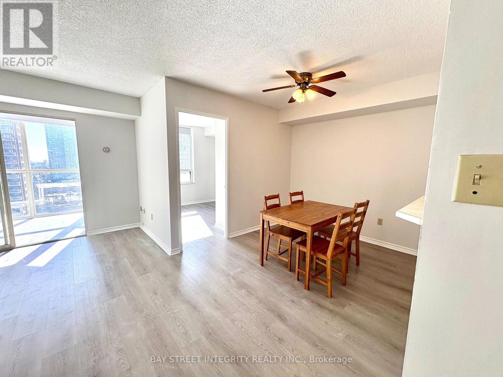 1011 - 265 Enfield Place, Mississauga, Ontario  L5B 3Y7 - Photo 7 - W12852682