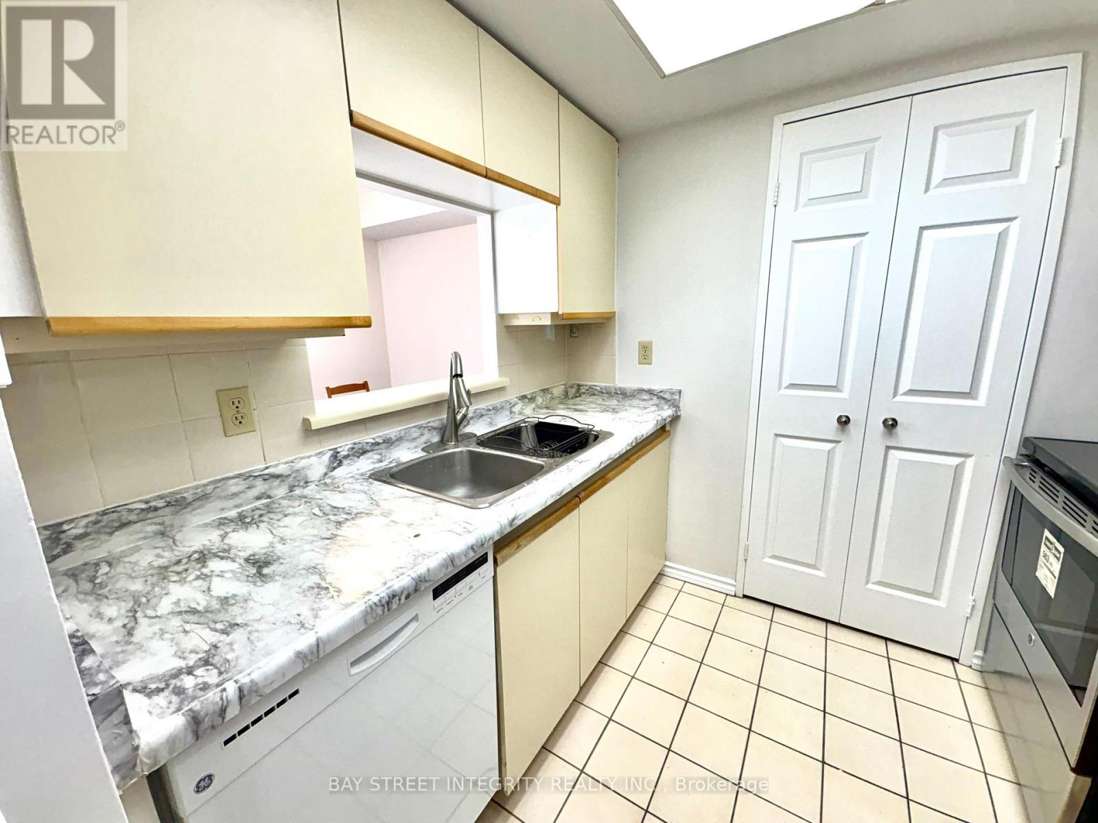 1011 - 265 Enfield Place, Mississauga, Ontario  L5B 3Y7 - Photo 9 - W12852682