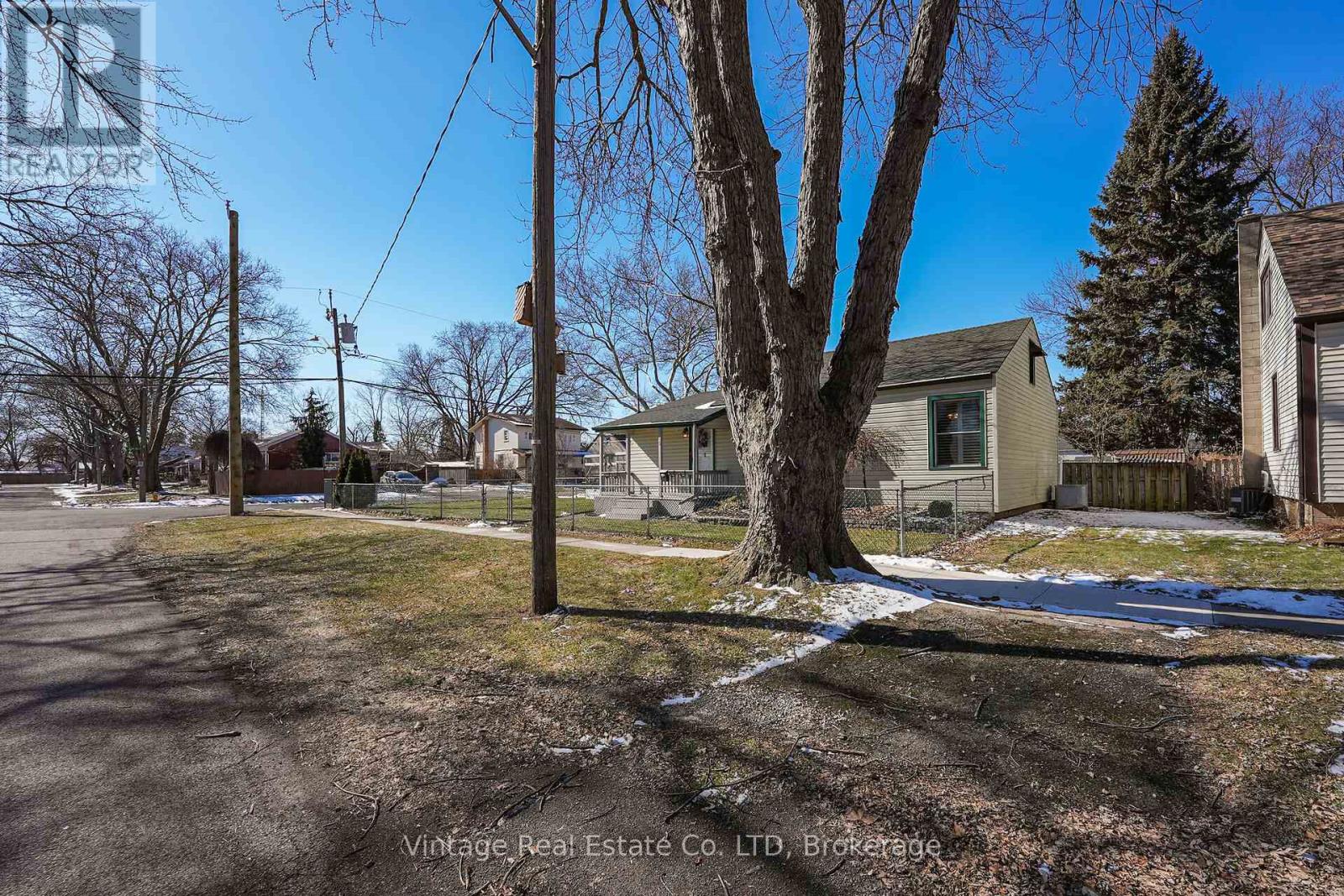 19 Longfellow Avenue, St. Catharines (Haig), Ontario  L2R 6N6 - Photo 2 - X12852736