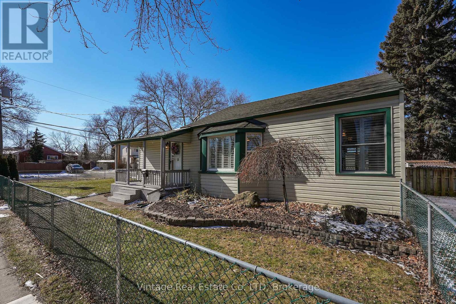 19 Longfellow Avenue, St. Catharines (Haig), Ontario  L2R 6N6 - Photo 3 - X12852736