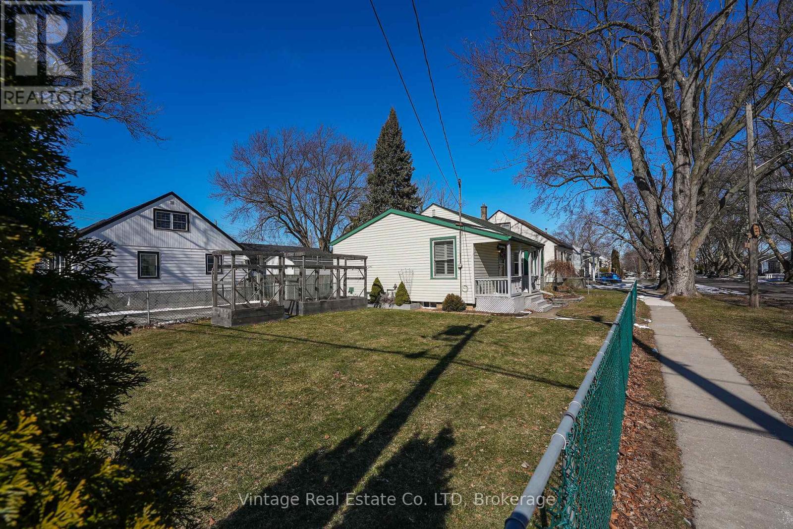 19 Longfellow Avenue, St. Catharines (Haig), Ontario  L2R 6N6 - Photo 6 - X12852736