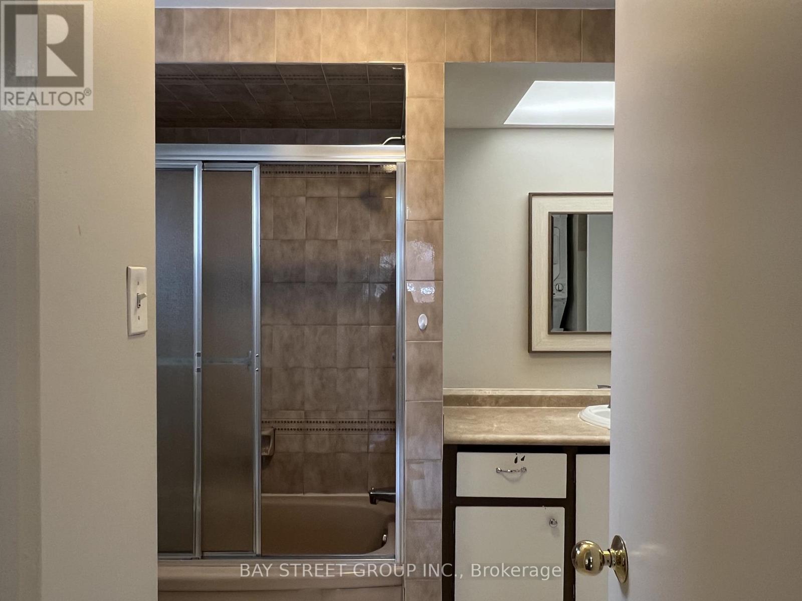 Upper - 641 Eaglemount Crescent, Mississauga, Ontario  L5C 1N8 - Photo 13 - W12852716