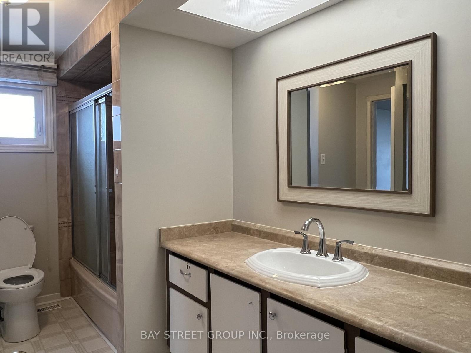 Upper - 641 Eaglemount Crescent, Mississauga, Ontario  L5C 1N8 - Photo 14 - W12852716