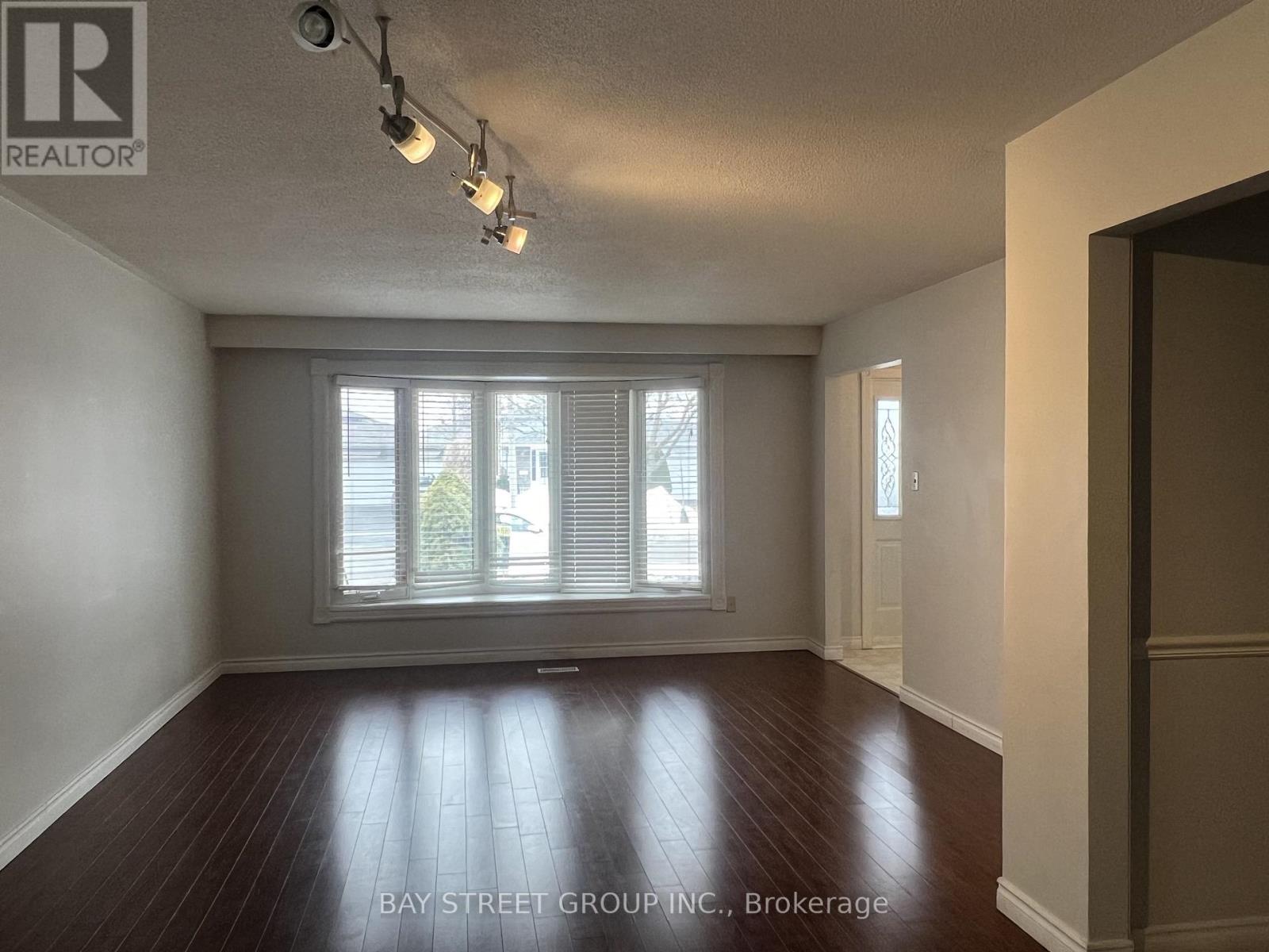 Upper - 641 Eaglemount Crescent, Mississauga, Ontario  L5C 1N8 - Photo 2 - W12852716