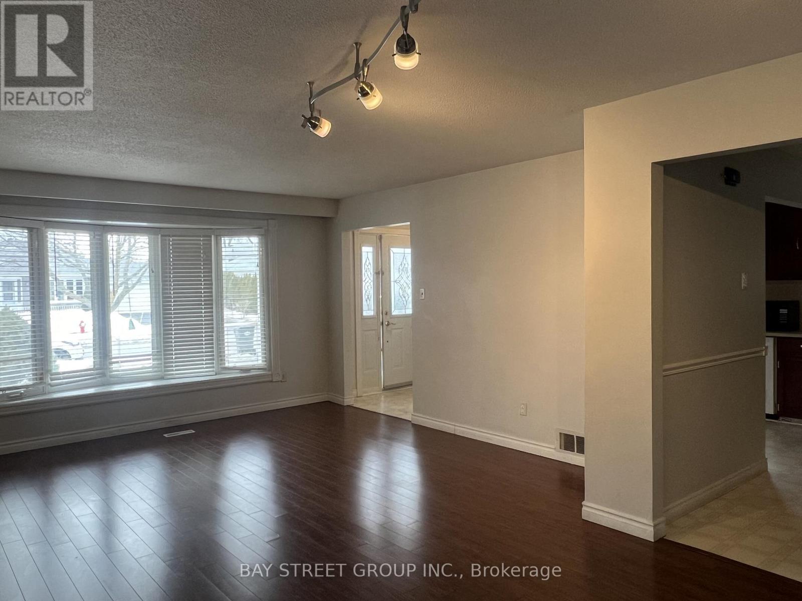 Upper - 641 Eaglemount Crescent, Mississauga, Ontario  L5C 1N8 - Photo 3 - W12852716