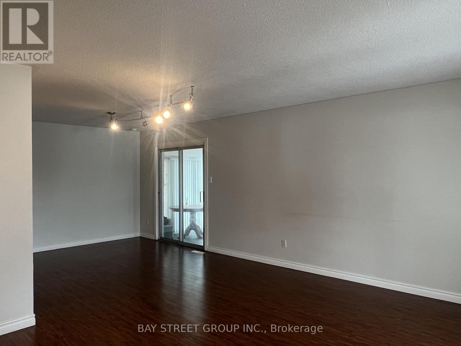 Upper - 641 Eaglemount Crescent, Mississauga, Ontario  L5C 1N8 - Photo 5 - W12852716