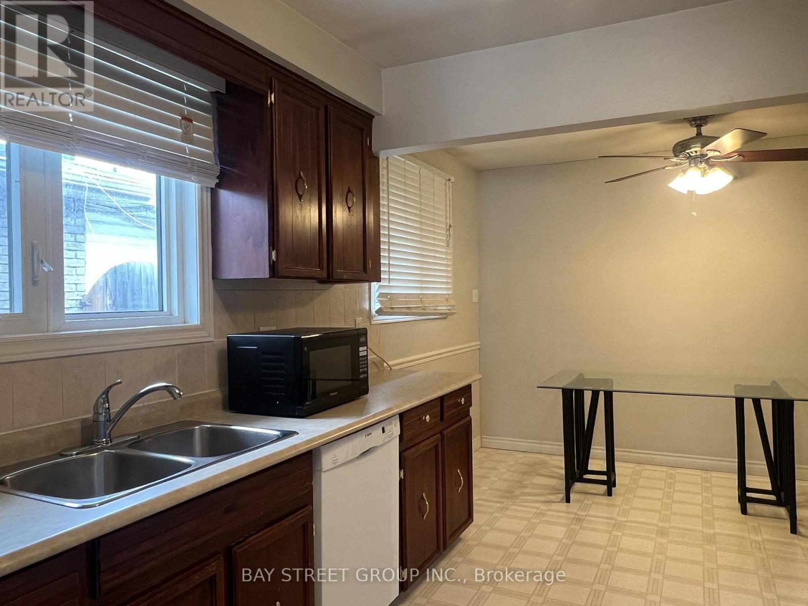 Upper - 641 Eaglemount Crescent, Mississauga, Ontario  L5C 1N8 - Photo 7 - W12852716