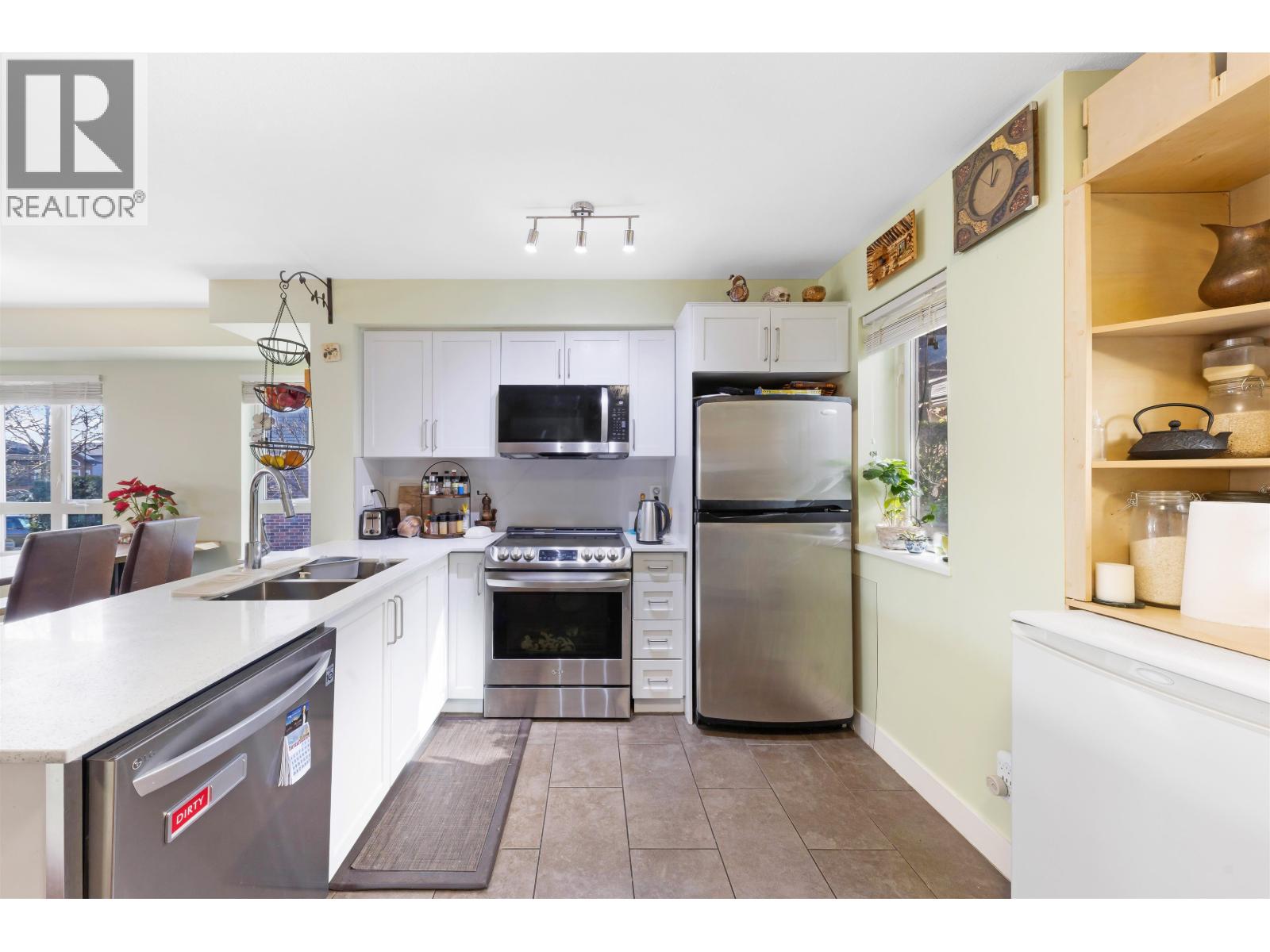 10 4055 Pender Street, Burnaby, British Columbia  V5C 2L9 - Photo 2 - R3095806