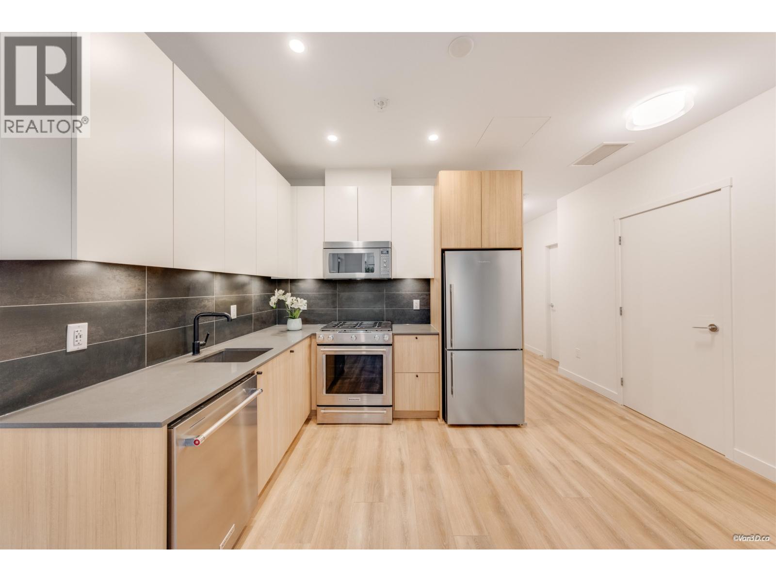 102 645 COMO LAKE AVENUE, Coquitlam, British Columbia