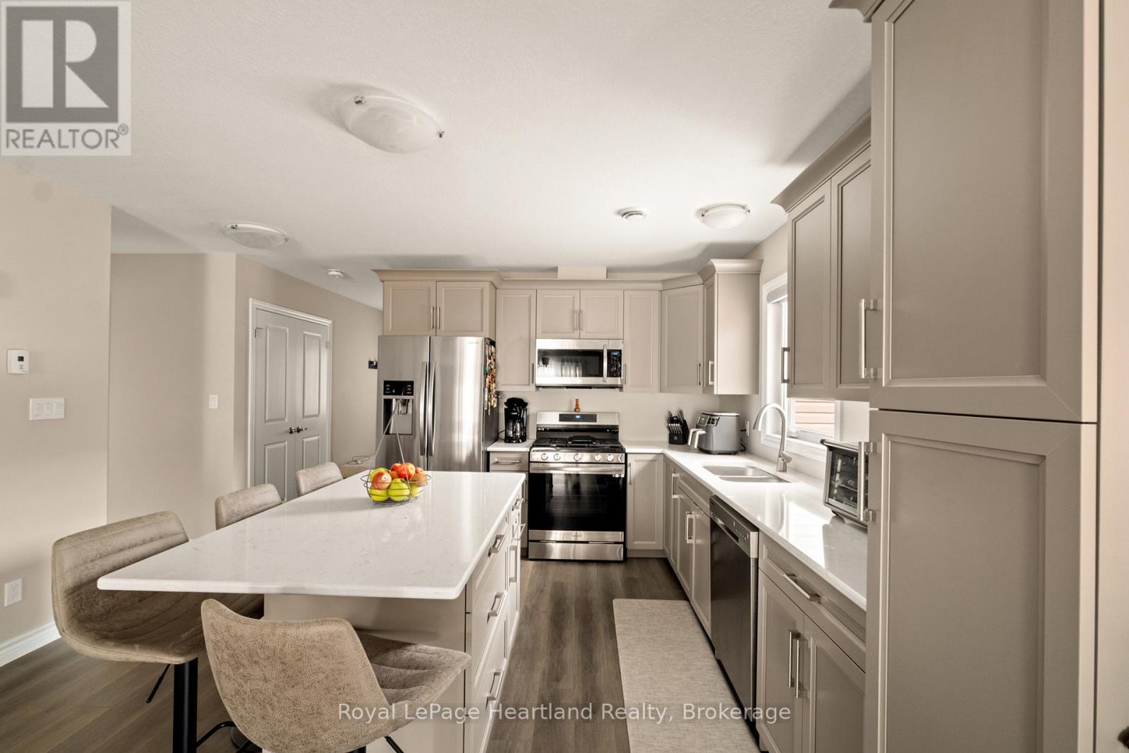 140 Lake Breeze Drive, Ashfield-Colborne-Wawanosh, Ontario  N7A 0C6 - Photo 10 - X12852846