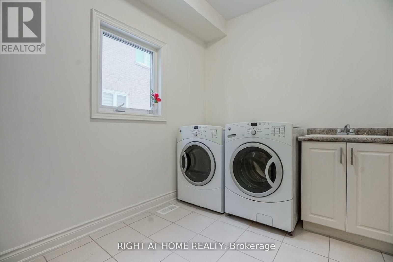 31 Empire Drive, Bradford West Gwillimbury, Ontario  L3Z 4J1 - Photo 23 - N12852788