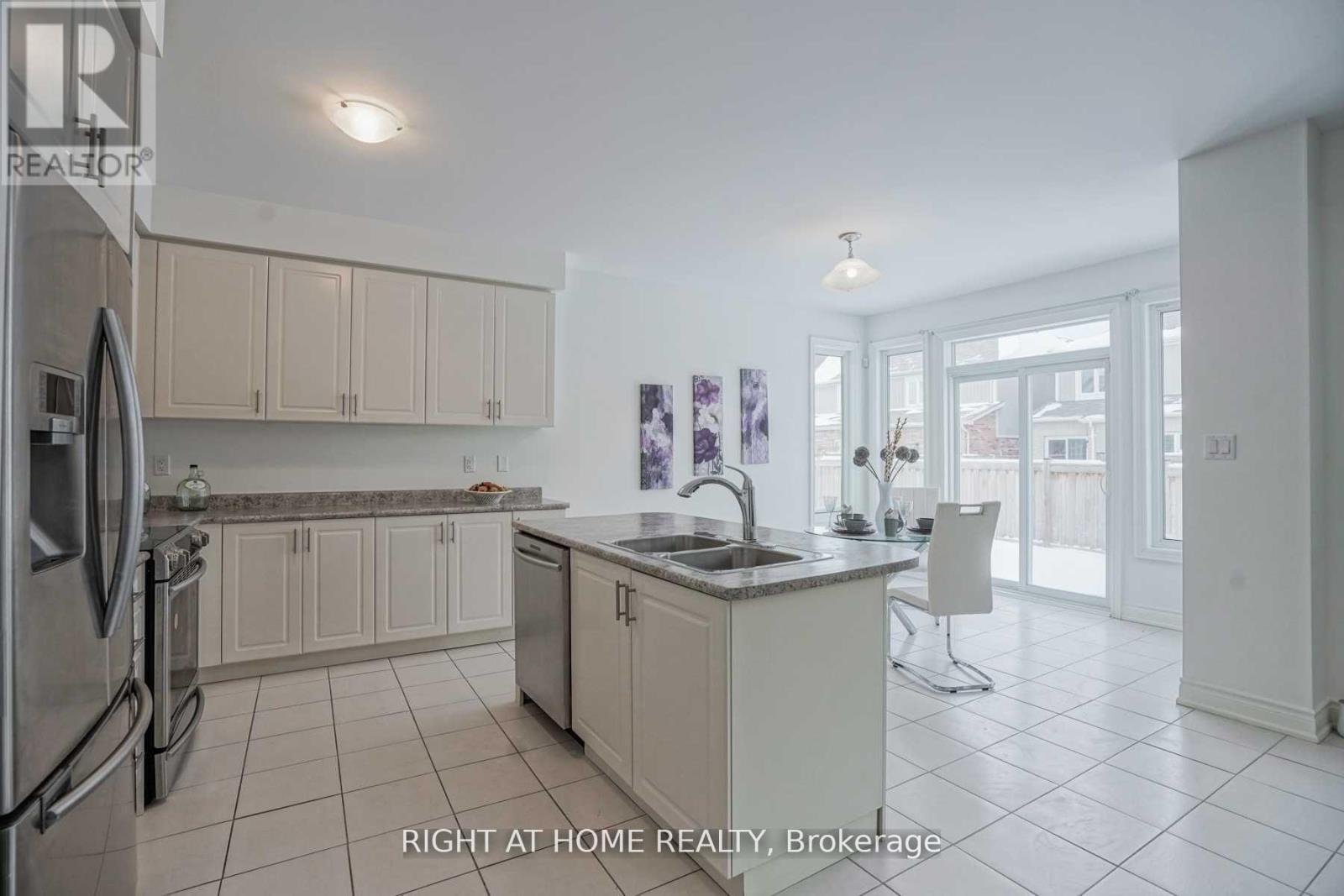 31 Empire Drive, Bradford West Gwillimbury, Ontario  L3Z 4J1 - Photo 5 - N12852788