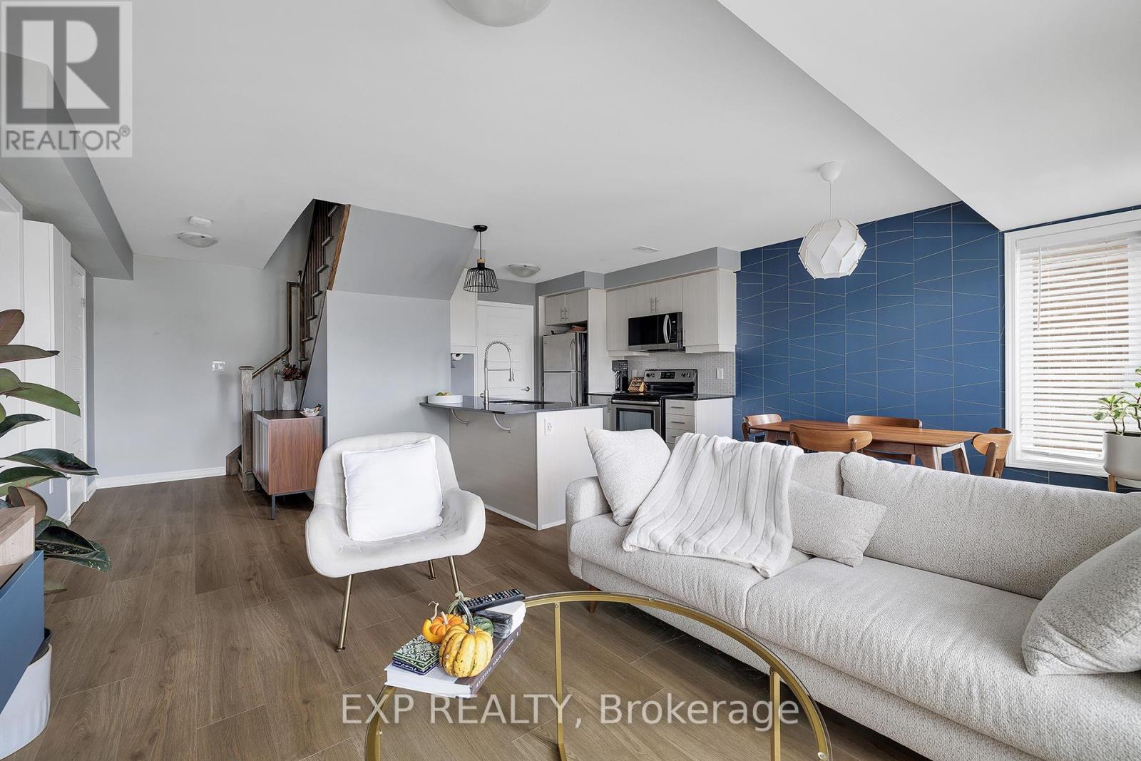 904 Apple Hill Lane, Kitchener, Ontario  N2R 1P6 - Photo 4 - X12852836