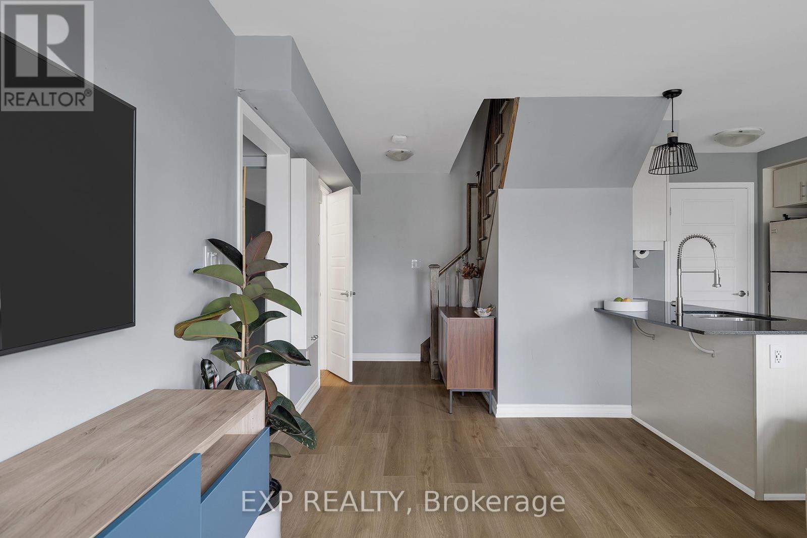 904 Apple Hill Lane, Kitchener, Ontario  N2R 1P6 - Photo 9 - X12852836