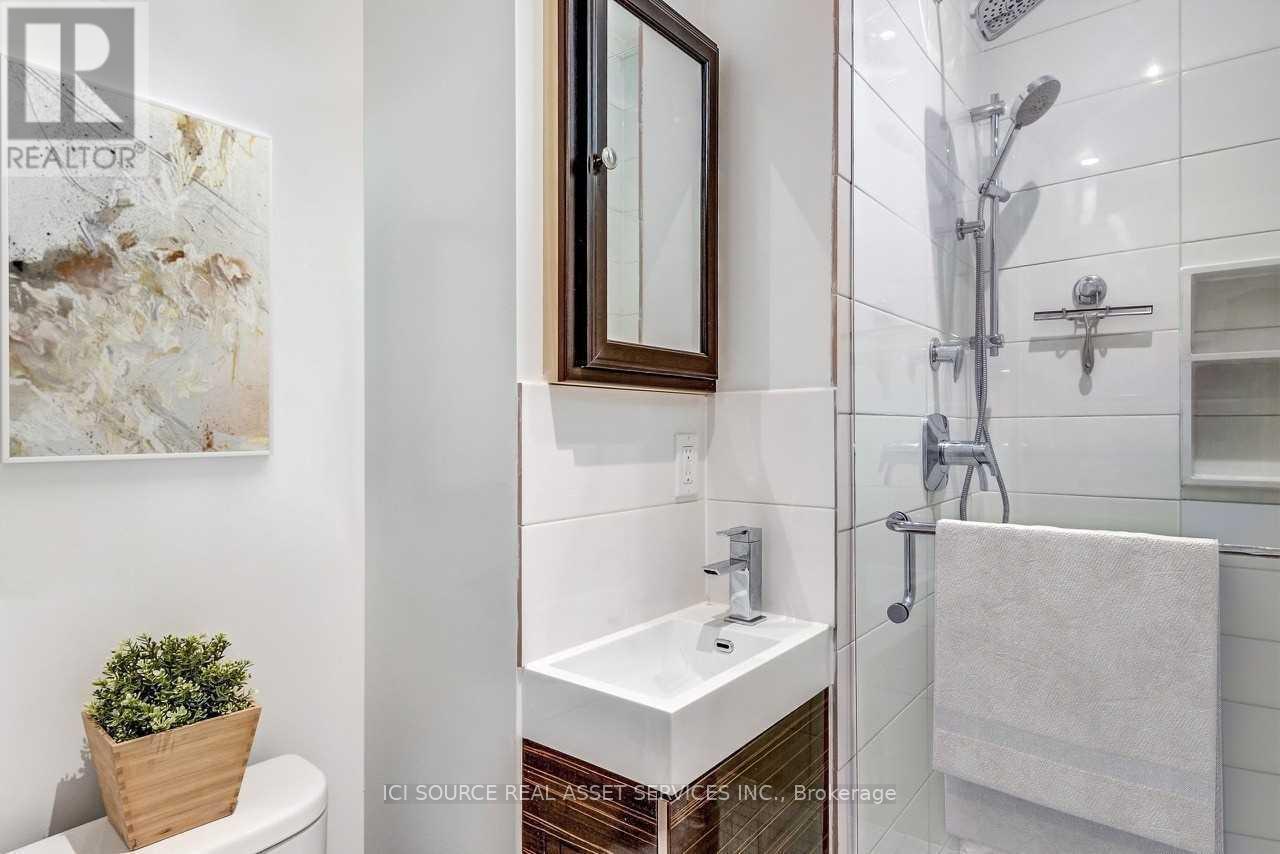 19 Ivy Lea Crescent, Toronto, Ontario  M8Y 2B5 - Photo 10 - W12852872