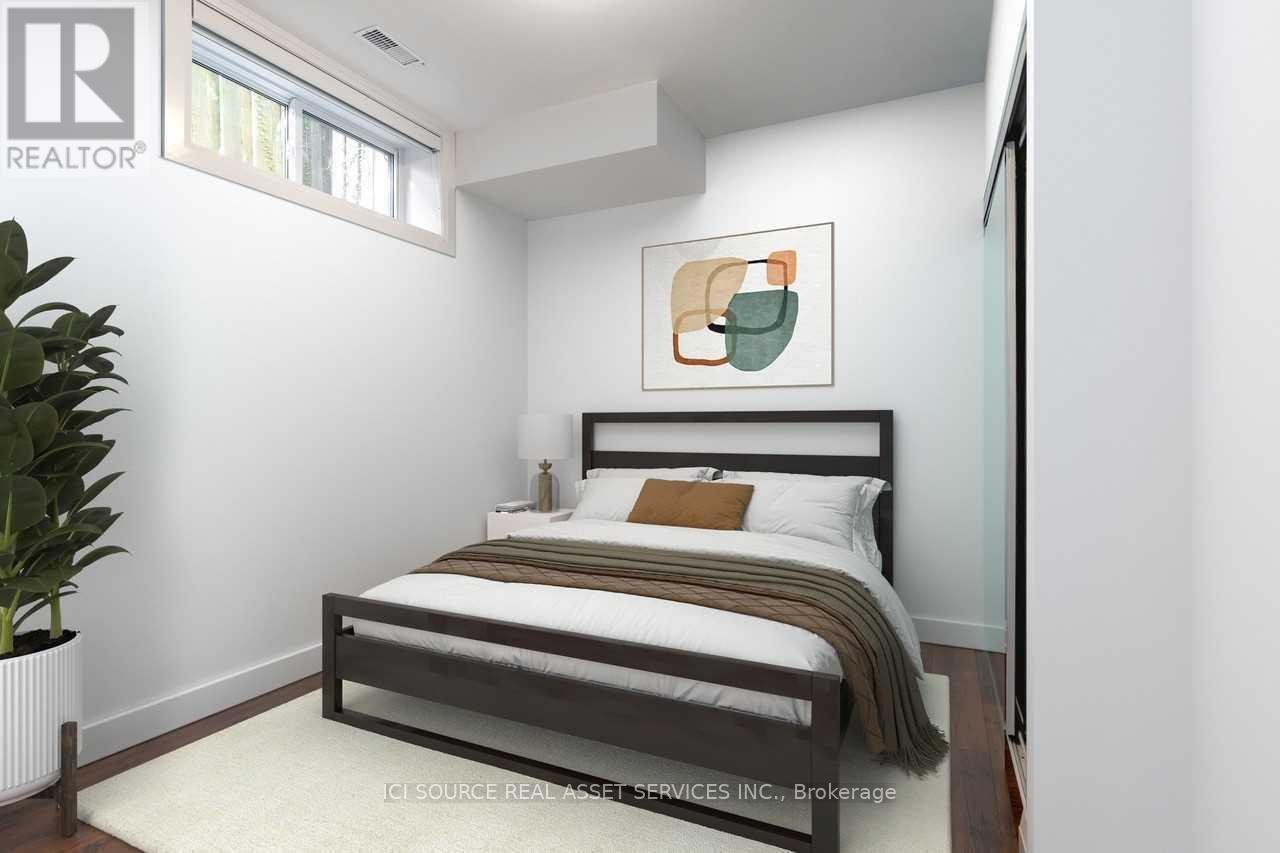 19 Ivy Lea Crescent, Toronto, Ontario  M8Y 2B5 - Photo 11 - W12852872