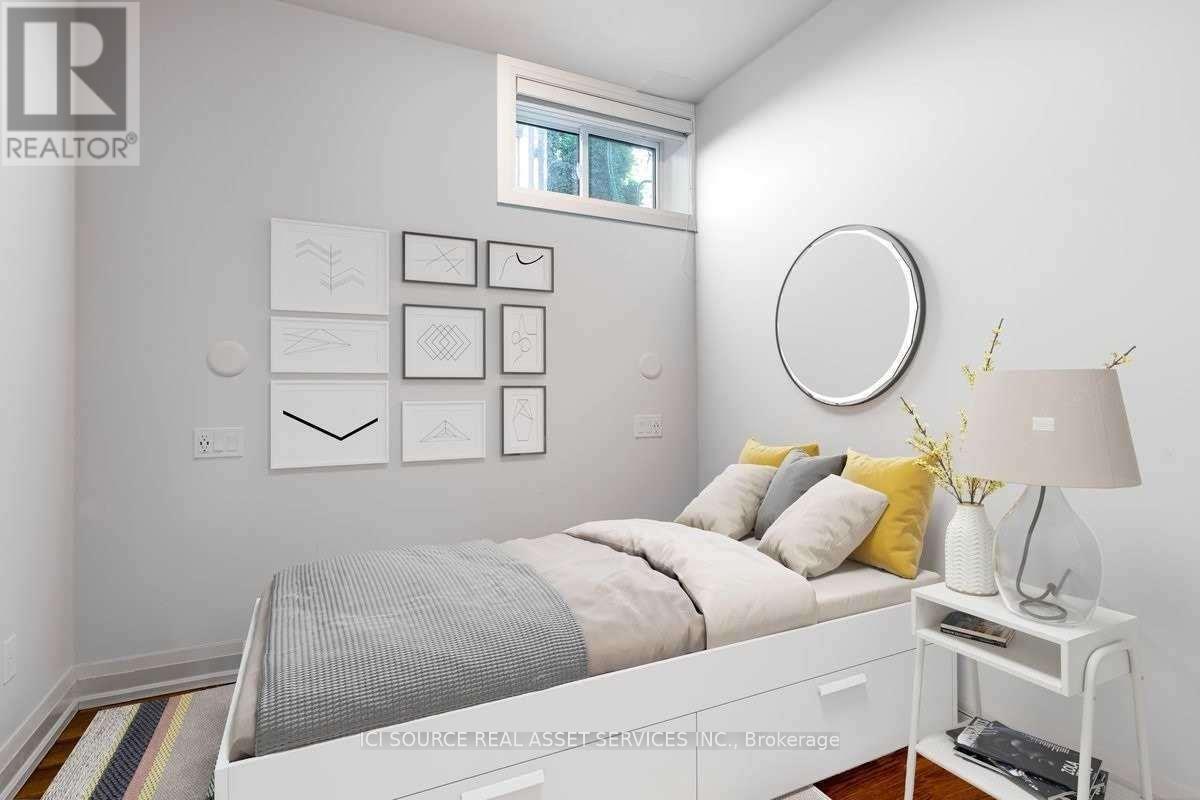 19 Ivy Lea Crescent, Toronto, Ontario  M8Y 2B5 - Photo 12 - W12852872