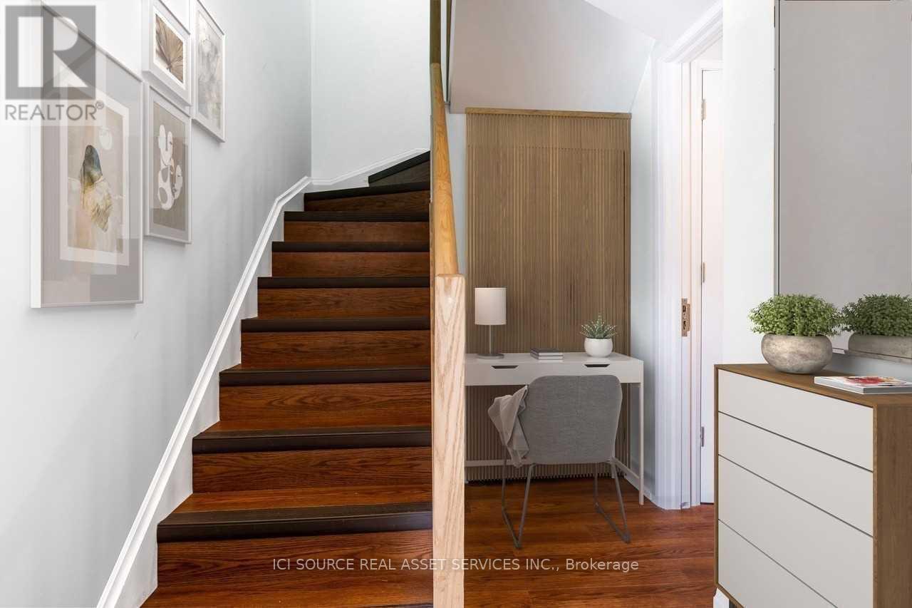 19 Ivy Lea Crescent, Toronto, Ontario  M8Y 2B5 - Photo 14 - W12852872