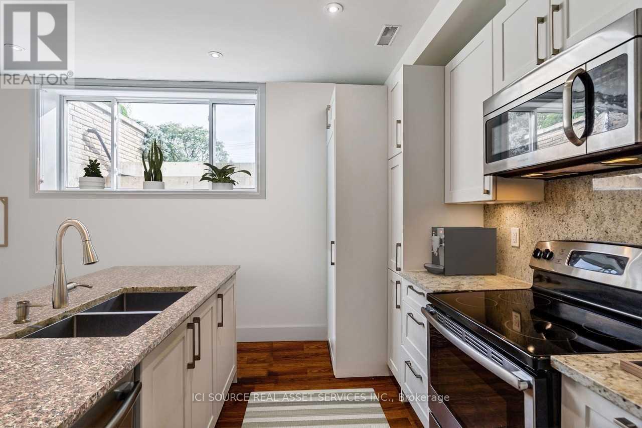 19 Ivy Lea Crescent, Toronto, Ontario  M8Y 2B5 - Photo 5 - W12852872