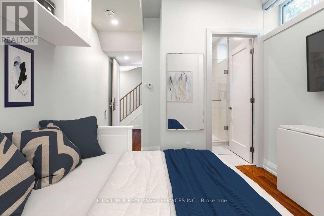 19 Ivy Lea Crescent, Toronto, Ontario  M8Y 2B5 - Photo 9 - W12852872