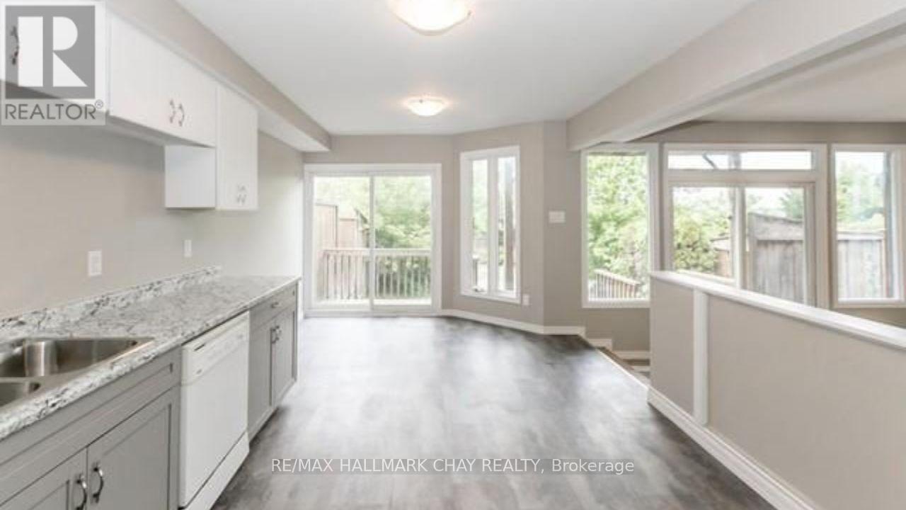 155 B Cumberland Street, Barrie (Allandale), Ontario  L4N 2P9 - Photo 3 - S12852956