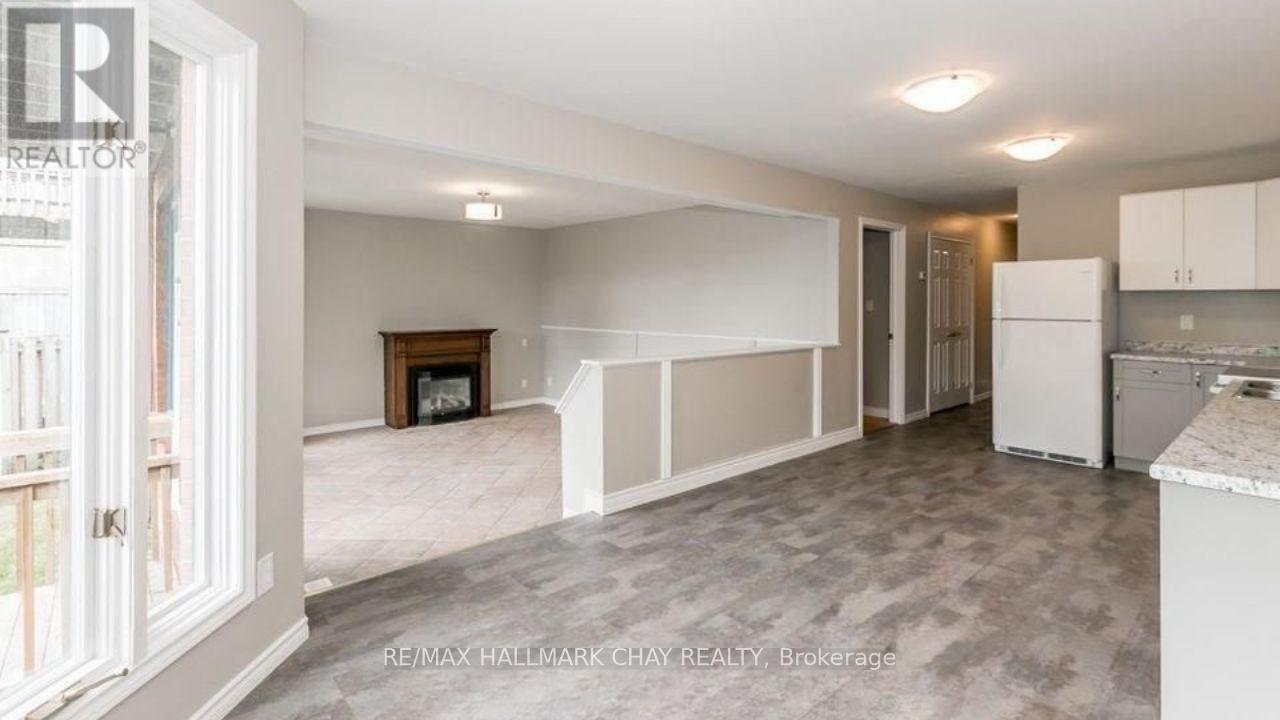 155 B Cumberland Street, Barrie (Allandale), Ontario  L4N 2P9 - Photo 4 - S12852956