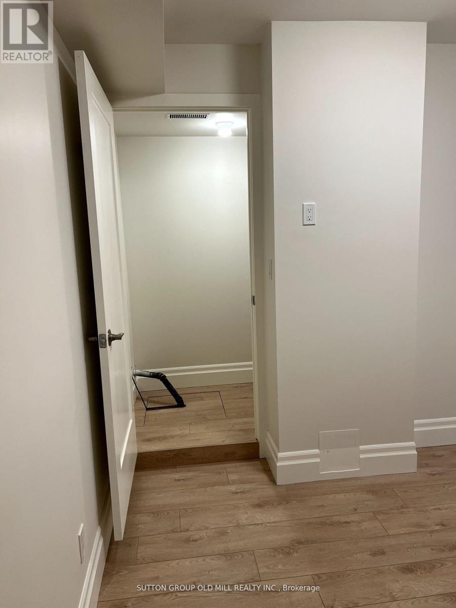 Lower - 27 Pear Tree Mews, Toronto (Dovercourt-Wallace Emerson-Junction), Ontario  M6P 4H2 - Photo 15 - W12852958