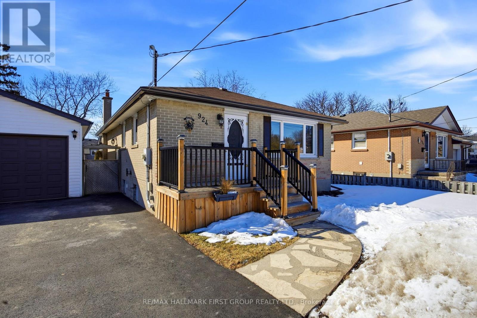 924 Mccullough Drive, Whitby (Downtown Whitby), Ontario  L1N 1C6 - Photo 2 - E12853050