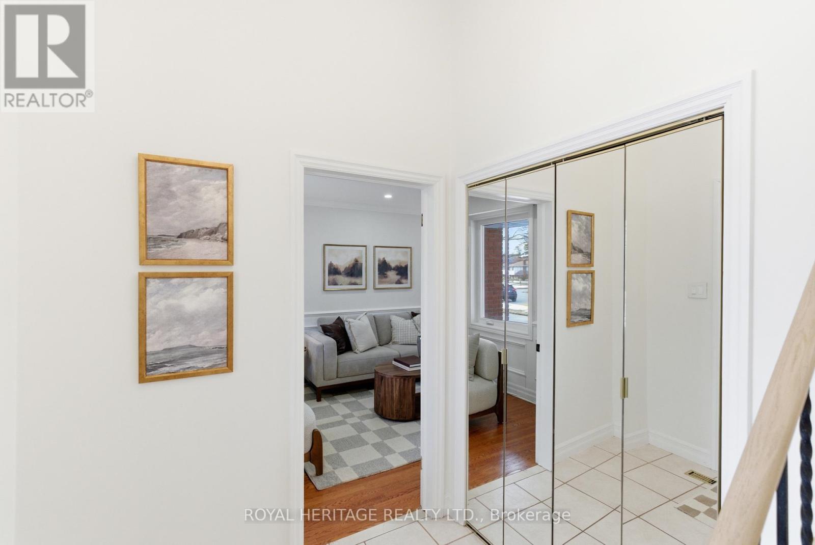 502 Shannon Crescent, Burlington, Ontario  L7L 2R8 - Photo 4 - W12853112