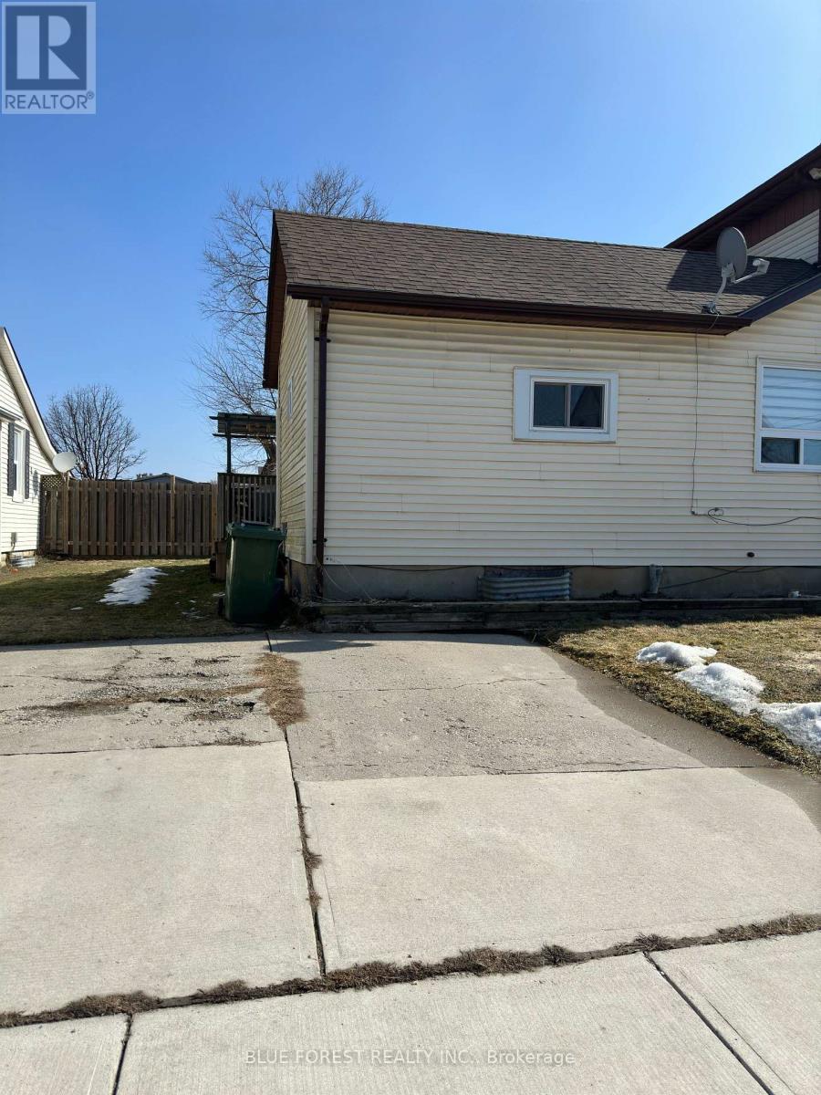 23 Barnes Street, St. Thomas, Ontario  N5R 2V4 - Photo 3 - X12853090