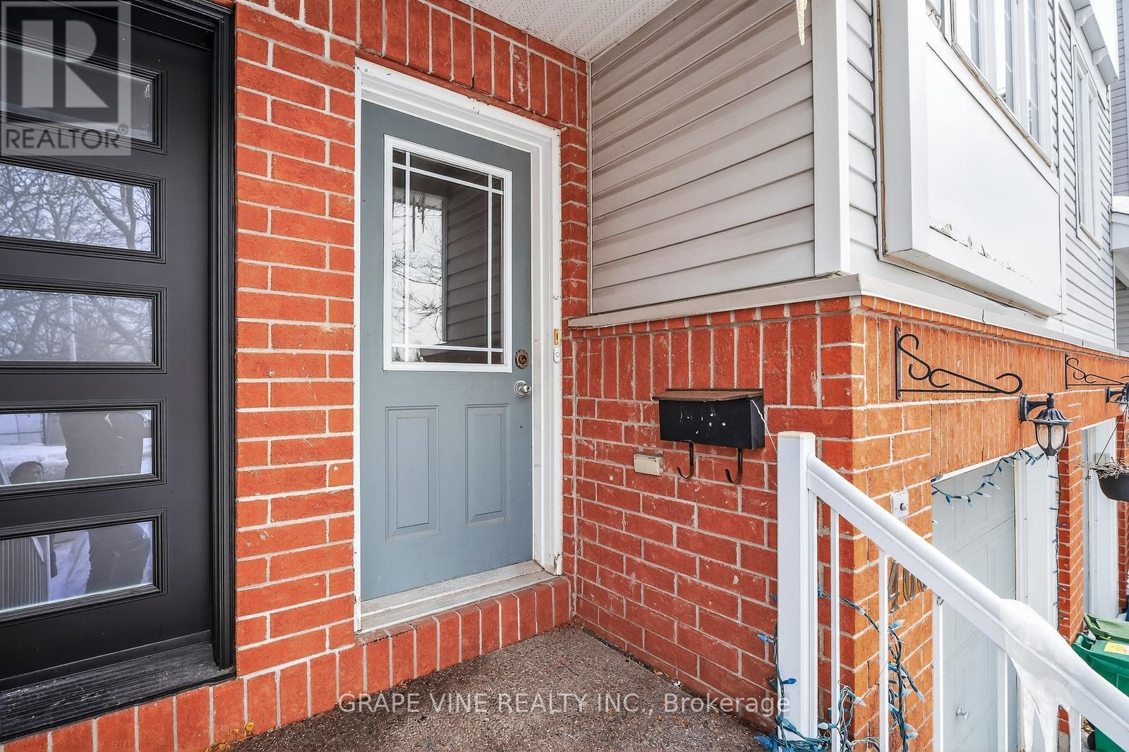 460 Seyton Drive, Ottawa, Ontario  K2H 1G2 - Photo 4 - X12853128