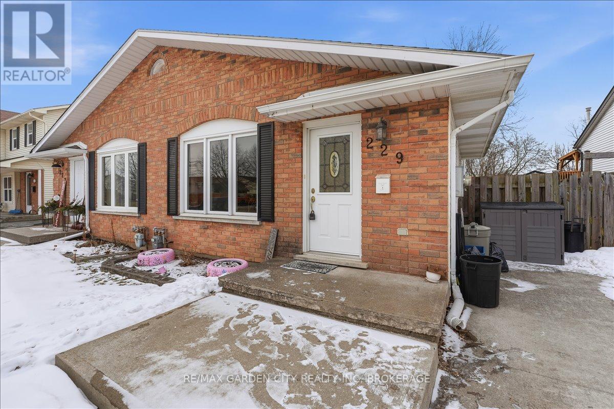 229 Windsor Street, Welland, Ontario  L3C 7A3 - Photo 4 - X12853060