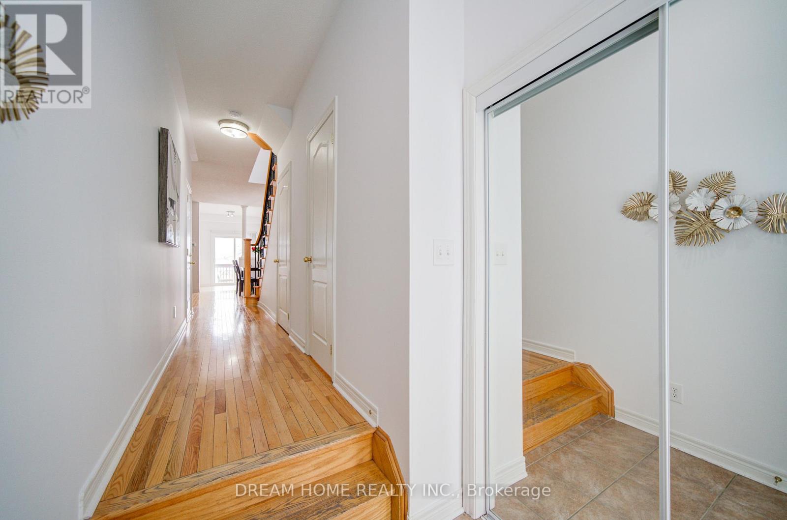 208 Tom Taylor Crescent, Newmarket, Ontario  L3X 3E8 - Photo 4 - N12852798