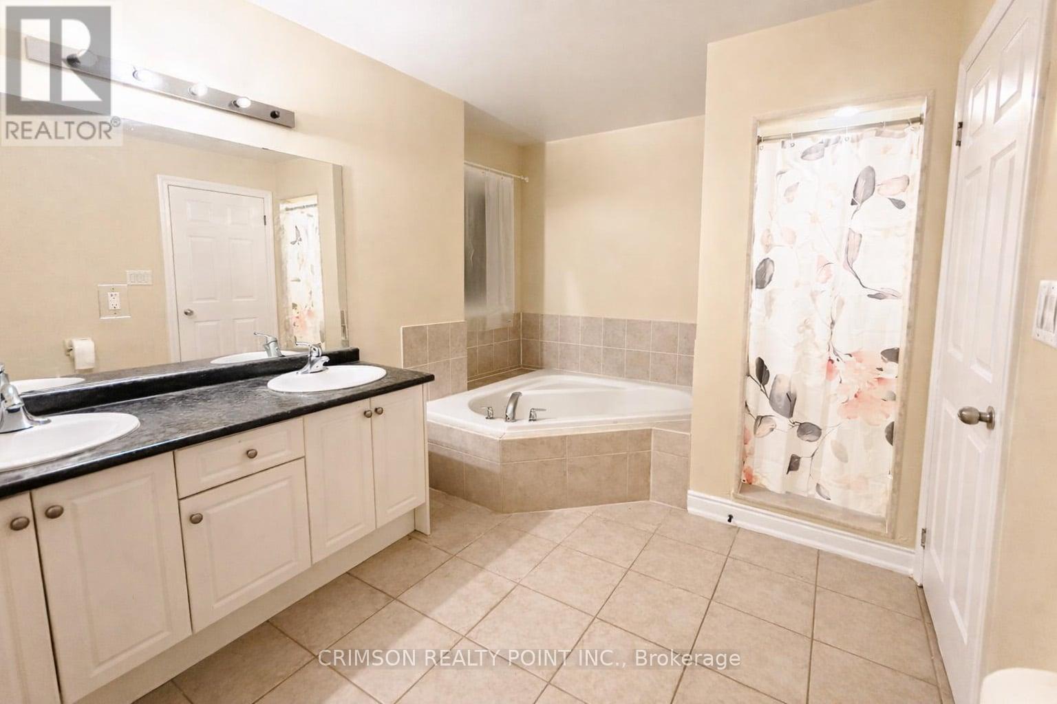 5b Hobden Place, Toronto, Ontario  M9R 3R6 - Photo 10 - W12853104