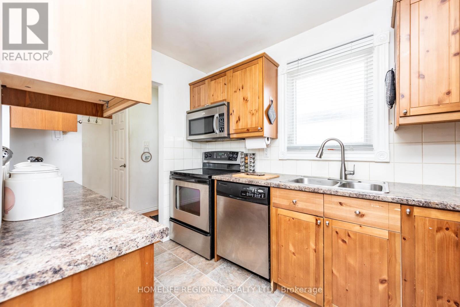 26 Garrison Square, Brampton (Northgate), Ontario  L6S 2H3 - Photo 6 - W12844320