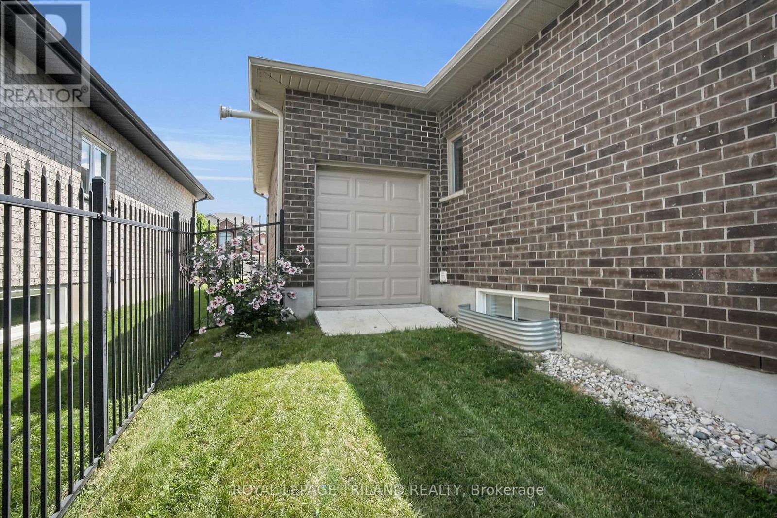 817 Thistleridge Crescent, London South, Ontario  N6K 0B5 - Photo 47 - X12853220