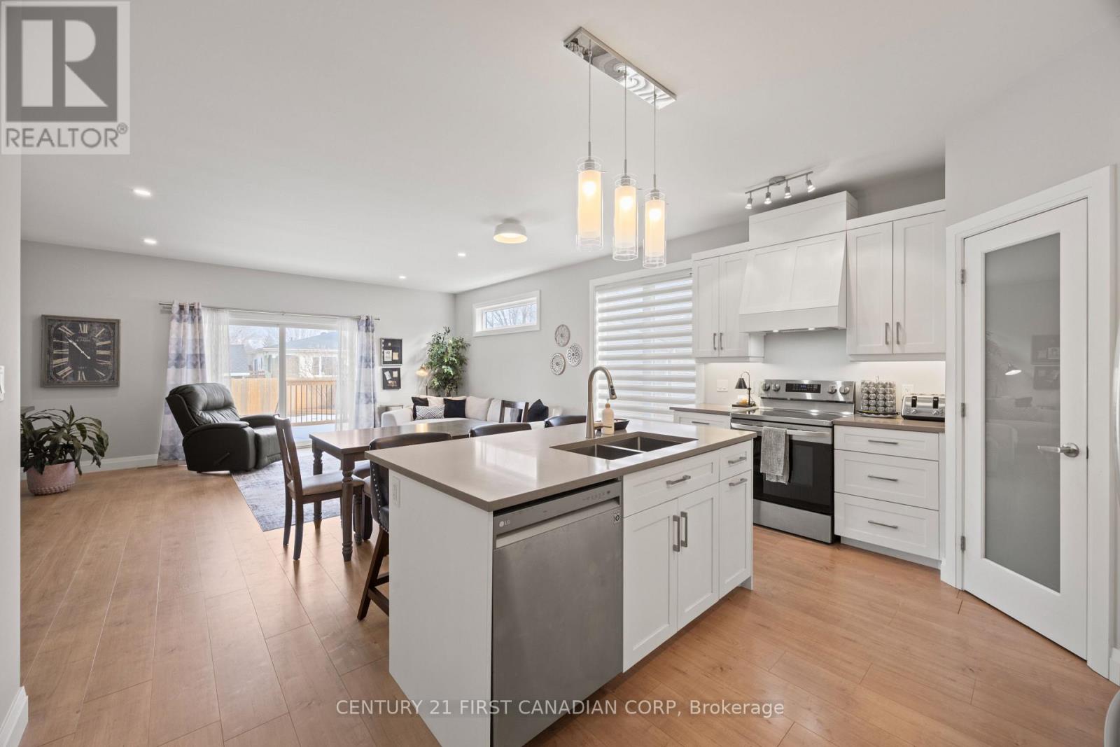 176 King Street, Bluewater, Ontario  N0M 1X0 - Photo 10 - X12853238