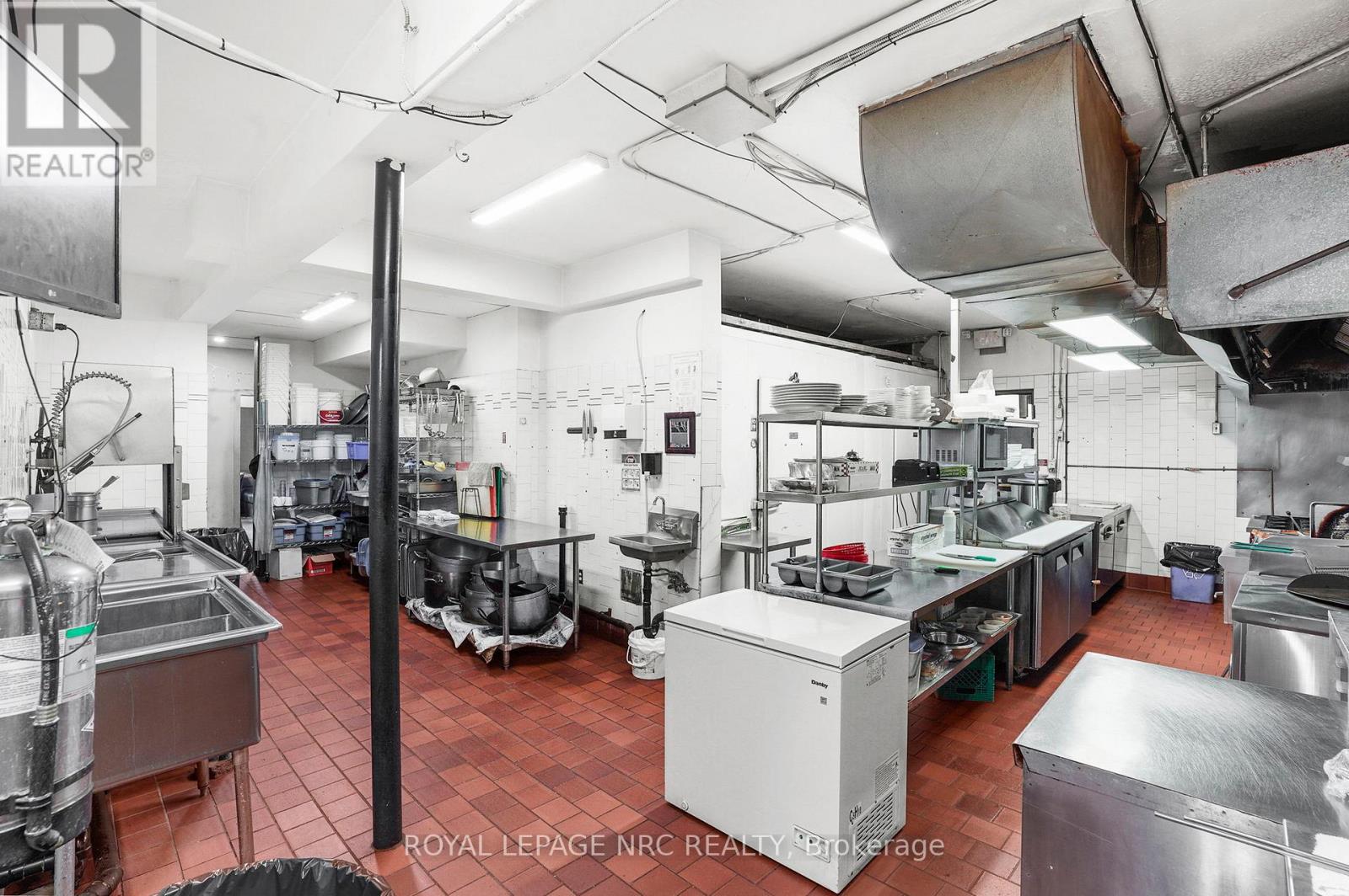 312 Lake Street, St. Catharines, Ontario  L2N 4H4 - Photo 12 - X12853170