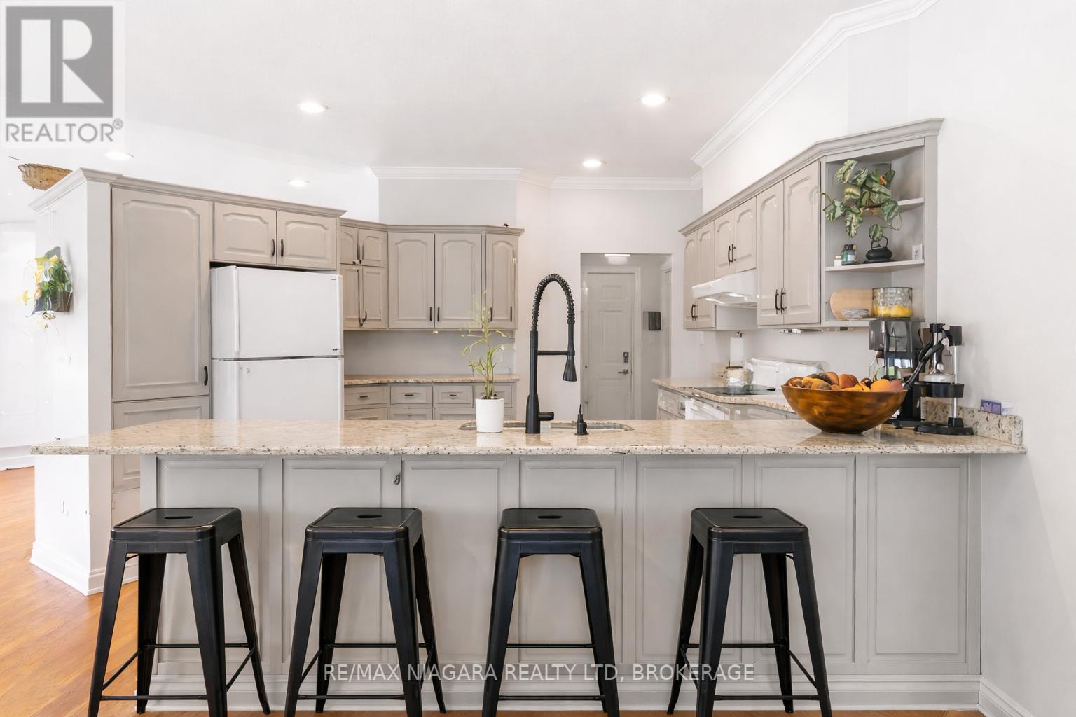 7770 Cameron Court, Niagara Falls, Ontario  L2H 3G9 - Photo 3 - X12853224